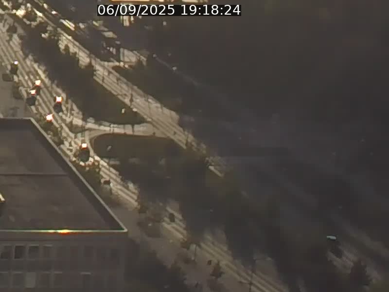 Webcam sur l'avenue John Fitzgerald Kennedy (N51) avec vue sur le Pont rouge (Pont Grande Duchesse Charlotte), l'arrêt Pfaffenthal et l'entrée du quartier Kirchberg