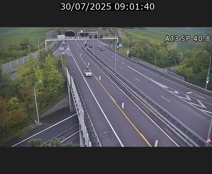Webcam avec vue sur l'entrée côté allemand du tunnel Markusbierg à Schengen. Vue orientée vers le tunnel et Bettembourg