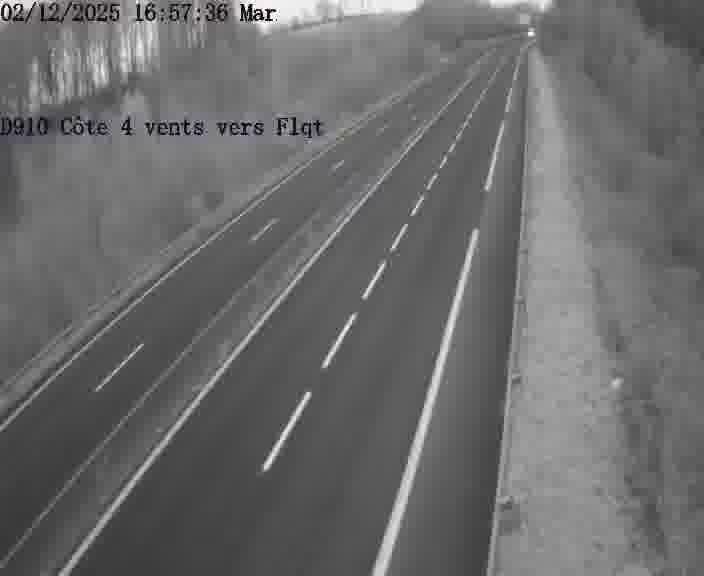 Webcam sur la D910 située dans la Côte des 4 vents. Vue orientée vers le haut de la côte, vers Faulquemont