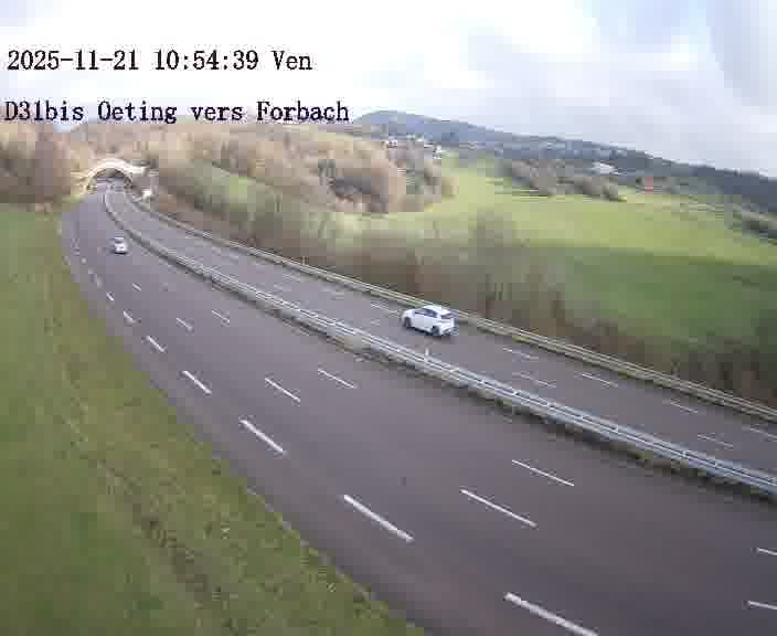 Caméra routière située sur D31bis (France) à Oeting, orientée vers Forbach, surveillant en continu la circulation locale et régionale.