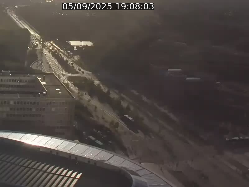 Webcam sur l'avenue John Fitzgerald Kennedy (N51) avec vue sur le Pont rouge (Pont Grande Duchesse Charlotte), l'arrêt Pfaffenthal et l'entrée du quartier Kirchberg