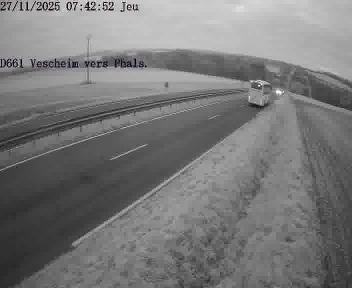 Caméra routière située sur D661 (France) à Vescheim, orientée vers Phalsbourg, surveillant en continu la circulation locale et régionale.
