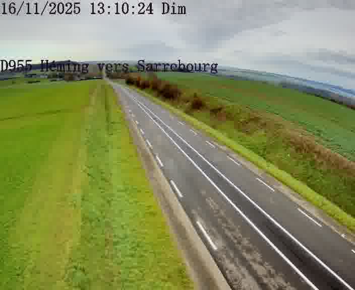 Caméra routière située sur D955 (France) à Heming, orientée vers Sarrebourg, surveillant en continu la circulation locale et régionale.