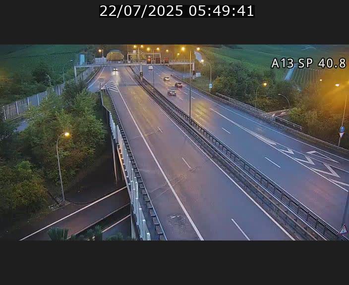 Webcam avec vue sur l'entrée côté allemand du tunnel Markusbierg à Schengen. Vue orientée vers le tunnel et Bettembourg