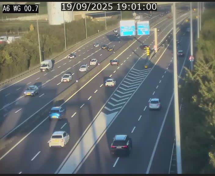 Traffic live webcam Luxembourg Croix de Cessange - A6 - BK 0.7 - direction A3 France