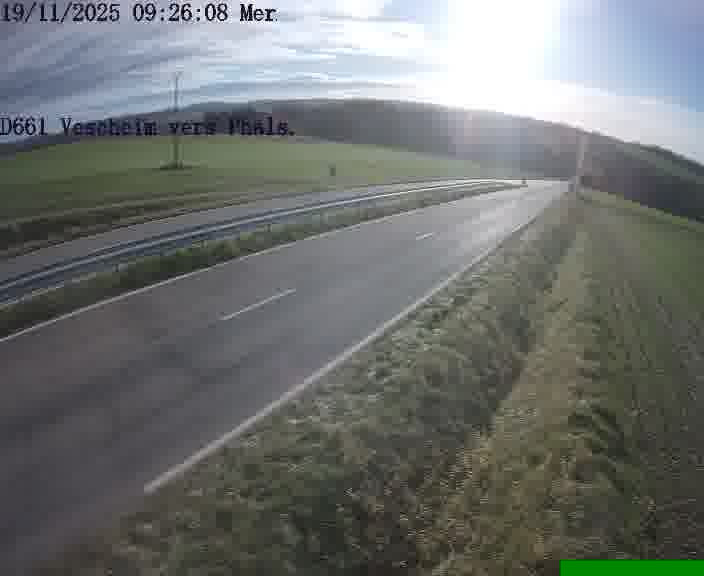 Caméra routière située sur D661 (France) à Vescheim, orientée vers Phalsbourg, surveillant en continu la circulation locale et régionale.