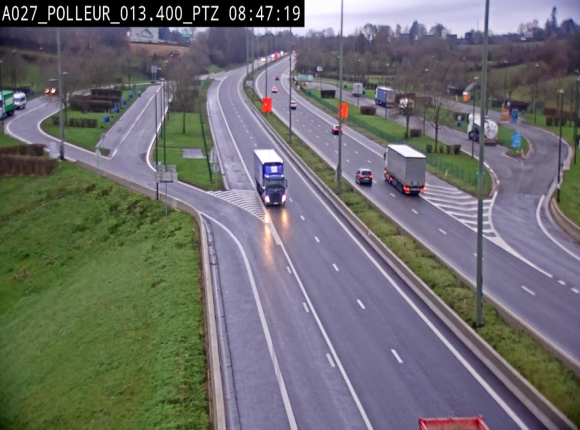 Webcam A27/E42 avec vue sur le parking de l'aire de Polleur, après le Viaduc de Polleur à Theux. Vue orientée vers Liège