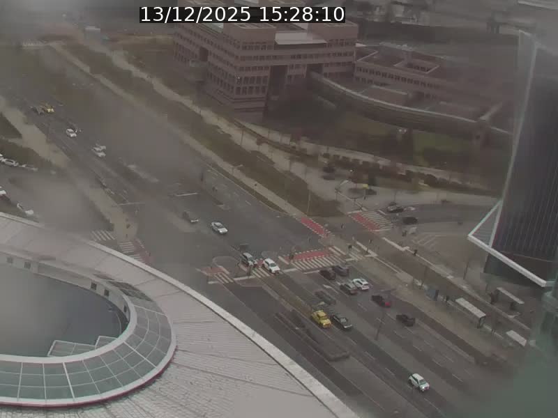 Webcam sur l'avenue John Fitzgerald Kennedy (N51) avec vue sur le Pont rouge (Pont Grande Duchesse Charlotte), l'arrêt Pfaffenthal et l'entrée du quartier Kirchberg