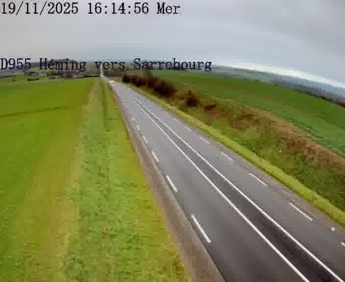 Caméra routière située sur D955 (France) à Heming, orientée vers Sarrebourg, surveillant en continu la circulation locale et régionale.