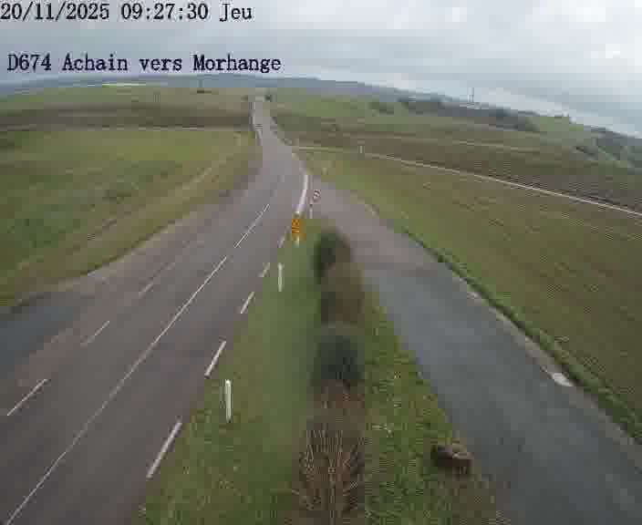 Caméra de trafic sur D674 (France) à Achain, orientée vers Morhange, permettant d’évaluer fluidité, incidents et densité automobile.