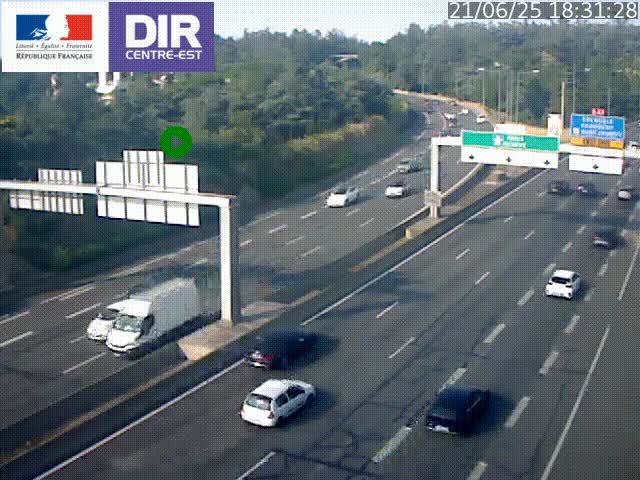 Caméra de circulation routière sur le boulevard périphérique Laurent Bonnevay de Lyon (D383) à hauteur de Bron, avant la jonction avec l'A43. Vue orientée vers l'échangeur