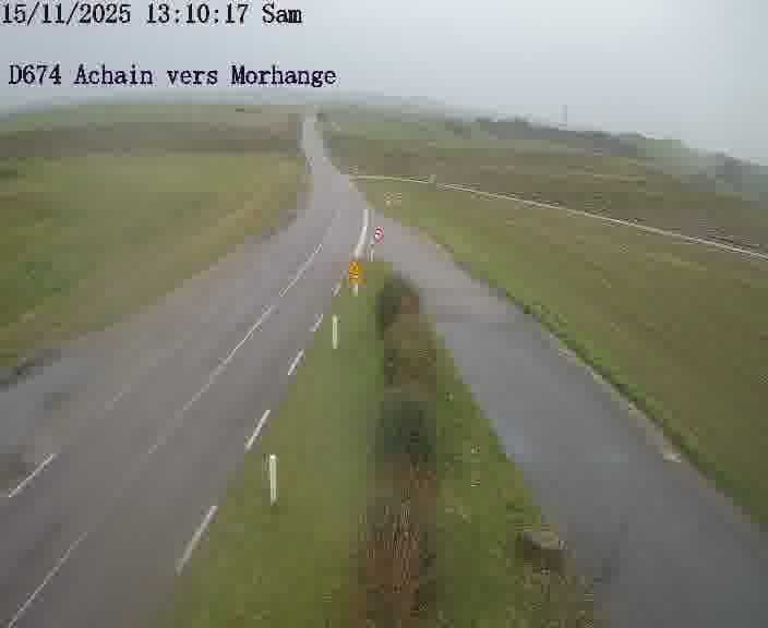 Caméra de trafic sur D674 (France) à Achain, orientée vers Morhange, permettant d’évaluer fluidité, incidents et densité automobile.