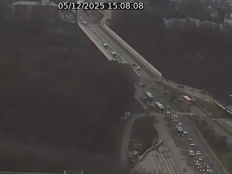 Webcam sur l'avenue John Fitzgerald Kennedy (N51) avec vue sur le Pont rouge (Pont Grande Duchesse Charlotte), l'arrêt Pfaffenthal et l'entrée du quartier Kirchberg