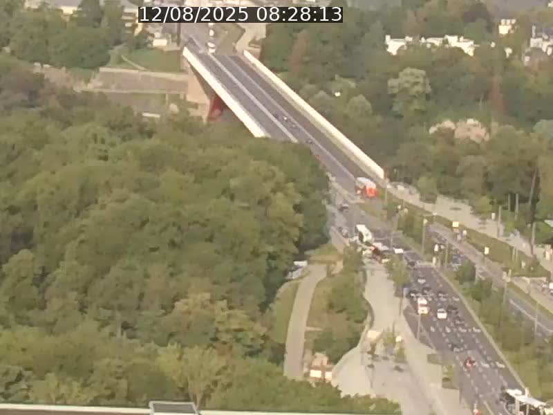 Webcam sur l'avenue John Fitzgerald Kennedy (N51) avec vue sur le Pont rouge (Pont Grande Duchesse Charlotte), l'arrêt Pfaffenthal et l'entrée du quartier Kirchberg