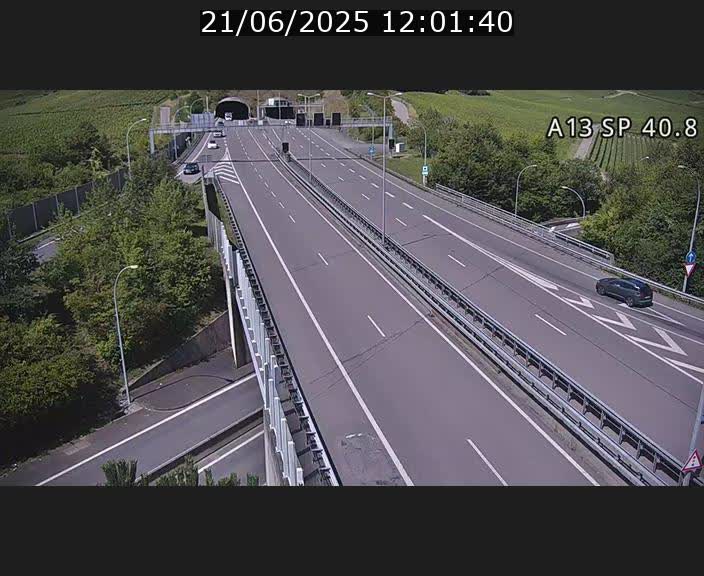 Webcam avec vue sur l'entrée côté allemand du tunnel Markusbierg à Schengen. Vue orientée vers le tunnel et Bettembourg