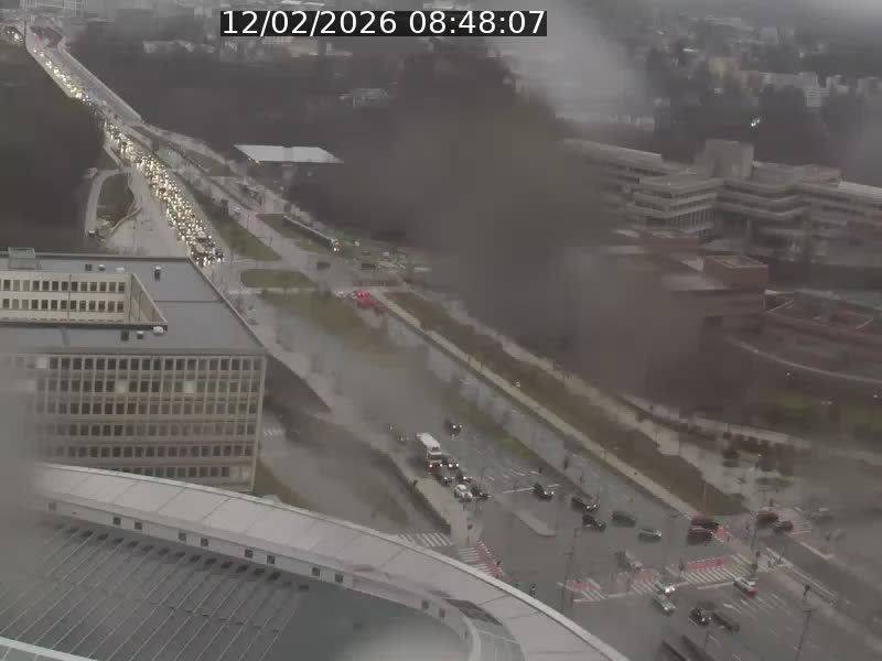Webcam sur l'avenue John Fitzgerald Kennedy (N51) avec vue sur le Pont rouge (Pont Grande Duchesse Charlotte), l'arrêt Pfaffenthal et l'entrée du quartier Kirchberg