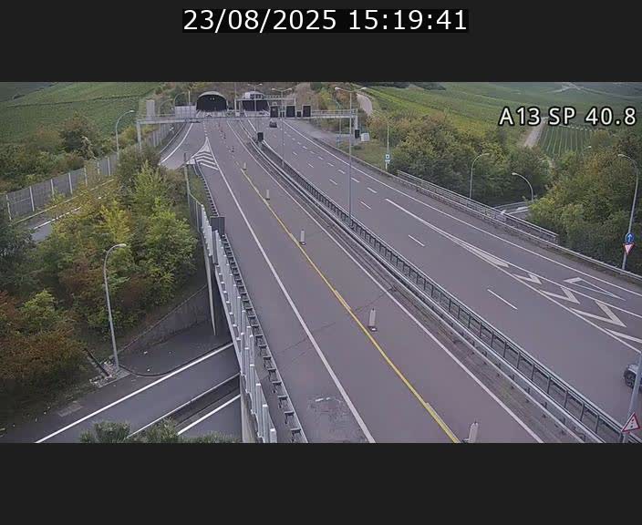 Webcam avec vue sur l'entrée côté allemand du tunnel Markusbierg à Schengen. Vue orientée vers le tunnel et Bettembourg