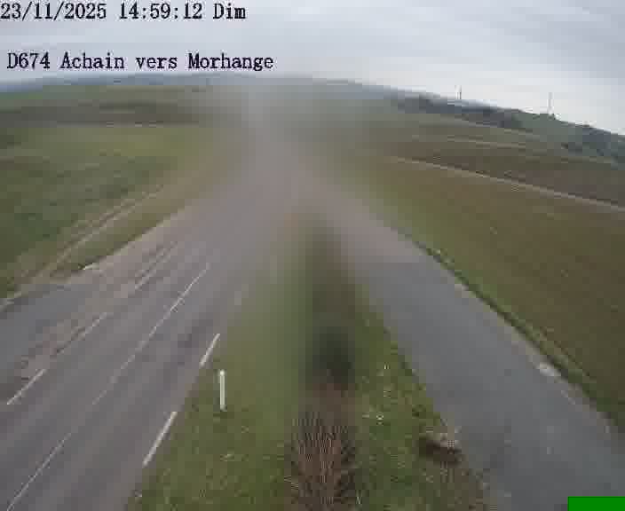 Caméra de trafic sur D674 (France) à Achain, orientée vers Morhange, permettant d’évaluer fluidité, incidents et densité automobile.