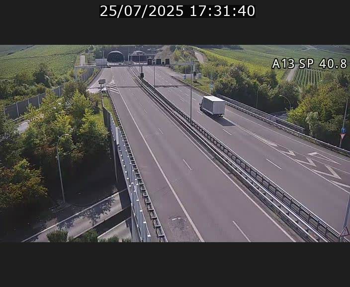 Webcam avec vue sur l'entrée côté allemand du tunnel Markusbierg à Schengen. Vue orientée vers le tunnel et Bettembourg