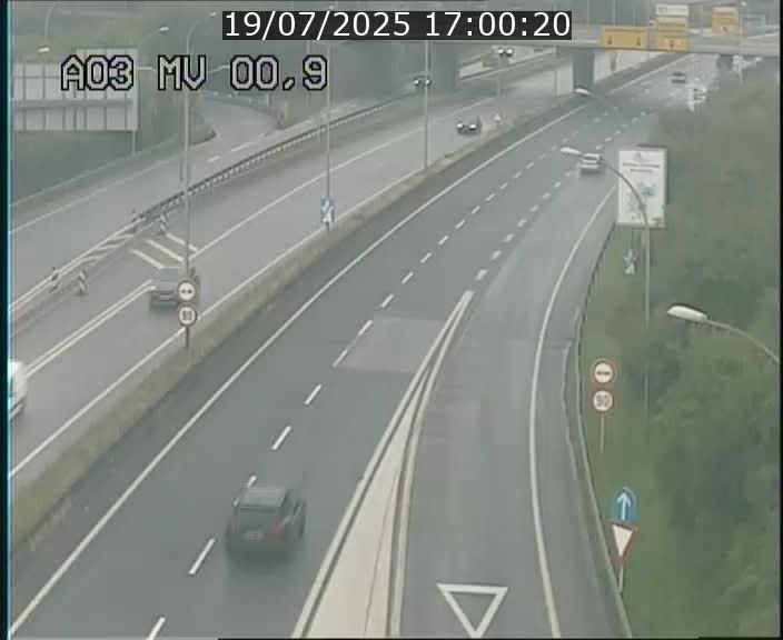 Traffic live webcam Luxembourg Croix de Gasperich - A3 - BK 0.4 - direction Luxembourg