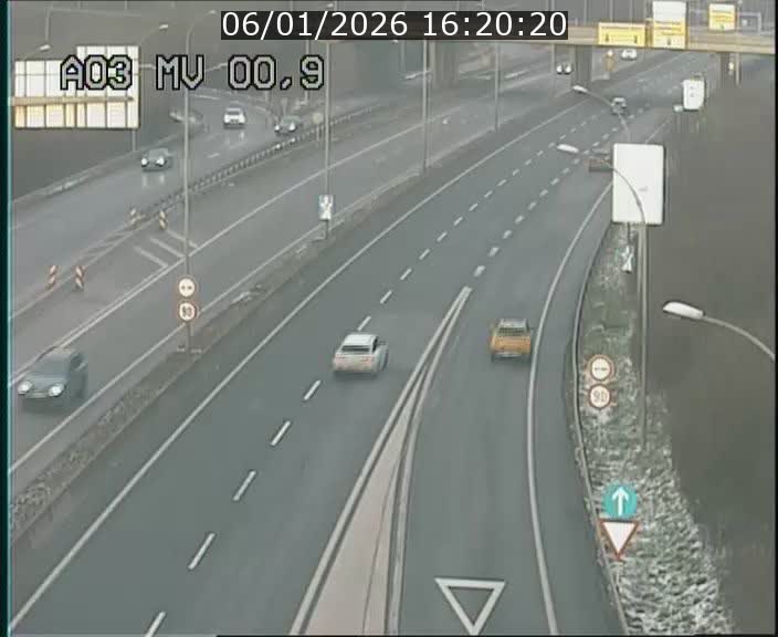 Traffic live webcam Luxembourg Croix de Gasperich - A3 - BK 0.4 - direction Luxembourg