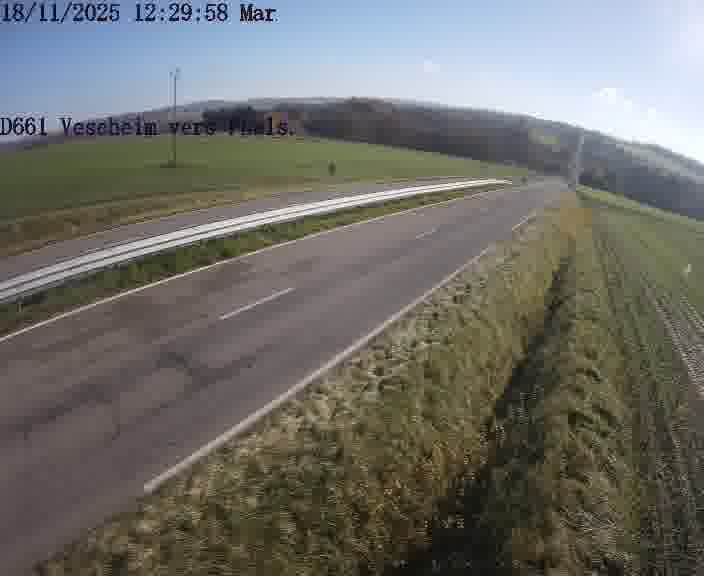 Caméra routière située sur D661 (France) à Vescheim, orientée vers Phalsbourg, surveillant en continu la circulation locale et régionale.