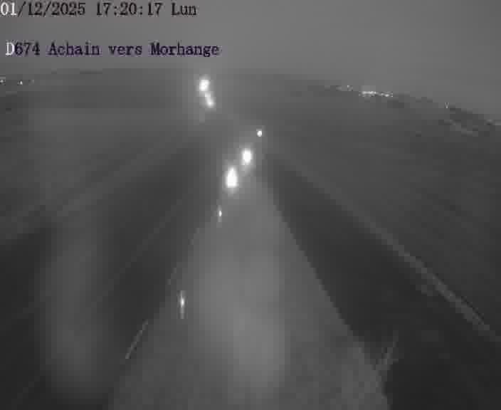 Caméra de trafic sur D674 (France) à Achain, orientée vers Morhange, permettant d’évaluer fluidité, incidents et densité automobile.