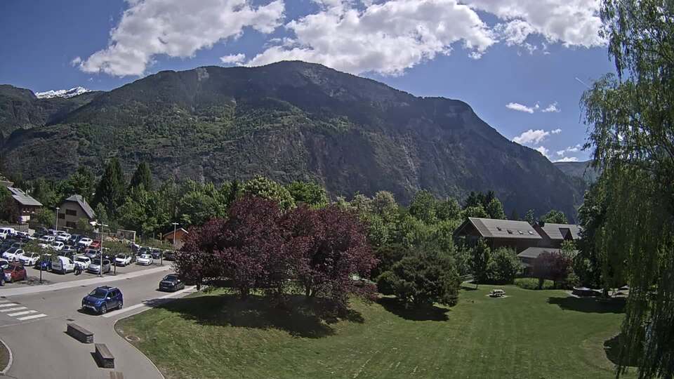 Webcam au niveau de la mairie du village du Bourg d'Oisans, aux pieds de l'Alpe d'Huez et aux portes du parc des Écrins
