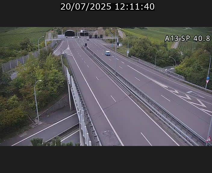 Webcam avec vue sur l'entrée côté allemand du tunnel Markusbierg à Schengen. Vue orientée vers le tunnel et Bettembourg