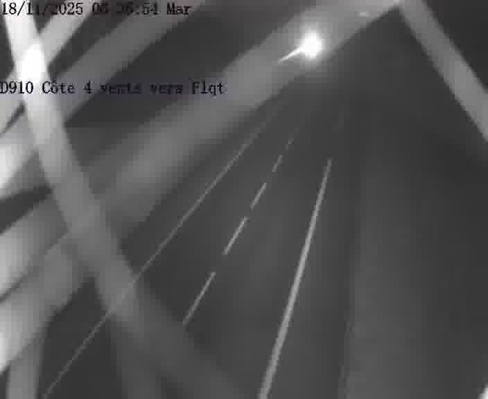 Webcam sur la D910 située dans la Côte des 4 vents. Vue orientée vers le haut de la côte, vers Faulquemont