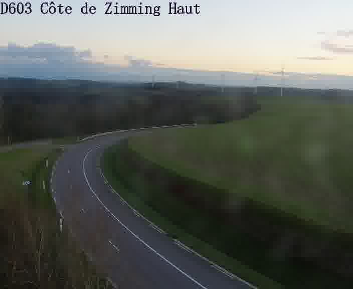 Webcam sur la D603 située en haut de la Côte de Zimming. Vue orientée vers Saint-Avold.