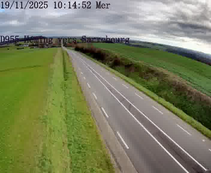 Caméra routière située sur D955 (France) à Heming, orientée vers Sarrebourg, surveillant en continu la circulation locale et régionale.