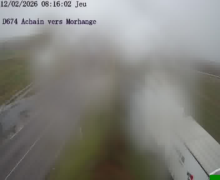 Caméra de trafic sur D674 (France) à Achain, orientée vers Morhange, permettant d’évaluer fluidité, incidents et densité automobile.
