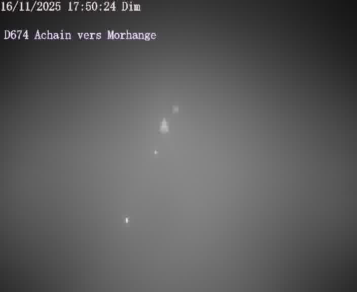 Caméra de trafic sur D674 (France) à Achain, orientée vers Morhange, permettant d’évaluer fluidité, incidents et densité automobile.