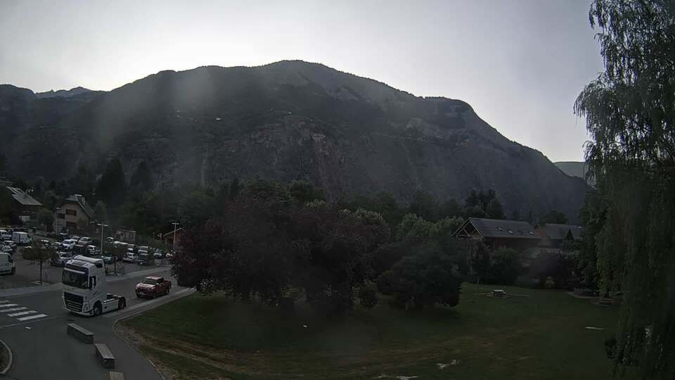 Webcam au niveau de la mairie du village du Bourg d'Oisans, aux pieds de l'Alpe d'Huez et aux portes du parc des Écrins