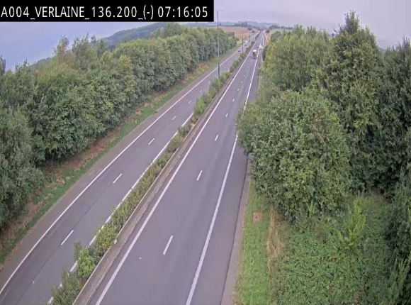 Webcam sur l'E411 à hauteur du pont surplombant la N40, à proximité de la sortie 26 Verlaine - Libramont-Chevigny. Vue orientée vers Namur