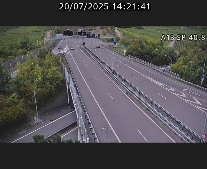 Webcam avec vue sur l'entrée côté allemand du tunnel Markusbierg à Schengen. Vue orientée vers le tunnel et Bettembourg