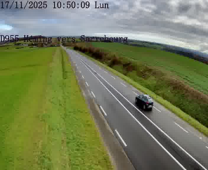 Caméra routière située sur D955 (France) à Heming, orientée vers Sarrebourg, surveillant en continu la circulation locale et régionale.