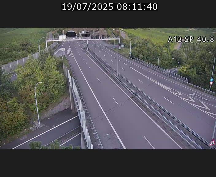 Webcam avec vue sur l'entrée côté allemand du tunnel Markusbierg à Schengen. Vue orientée vers le tunnel et Bettembourg