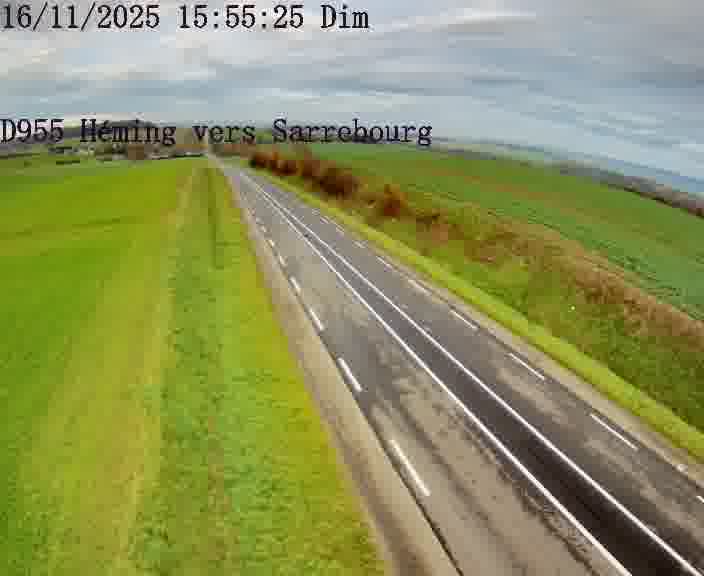 Caméra routière située sur D955 (France) à Heming, orientée vers Sarrebourg, surveillant en continu la circulation locale et régionale.