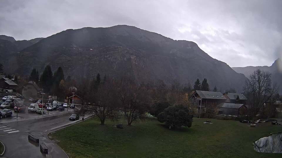Webcam au niveau de la mairie du village du Bourg d'Oisans, aux pieds de l'Alpe d'Huez et aux portes du parc des Écrins