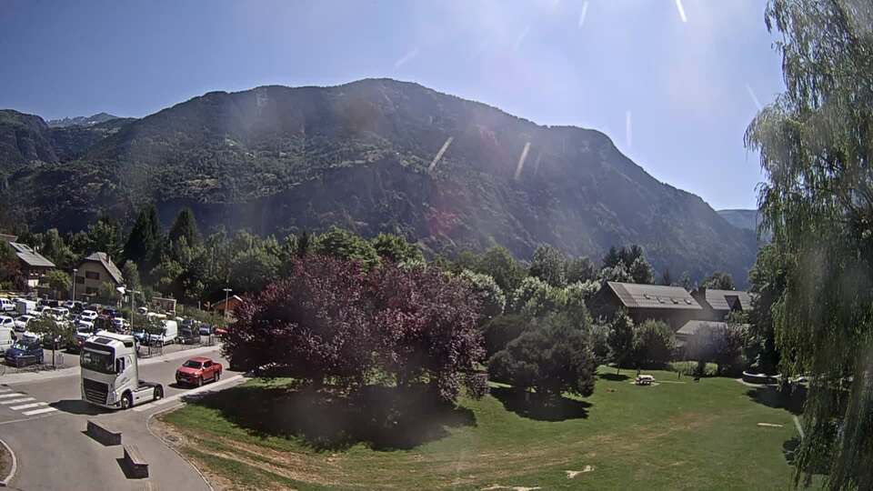 Webcam au niveau de la mairie du village du Bourg d'Oisans, aux pieds de l'Alpe d'Huez et aux portes du parc des Écrins