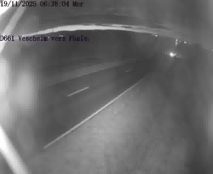 Caméra routière située sur D661 (France) à Vescheim, orientée vers Phalsbourg, surveillant en continu la circulation locale et régionale.