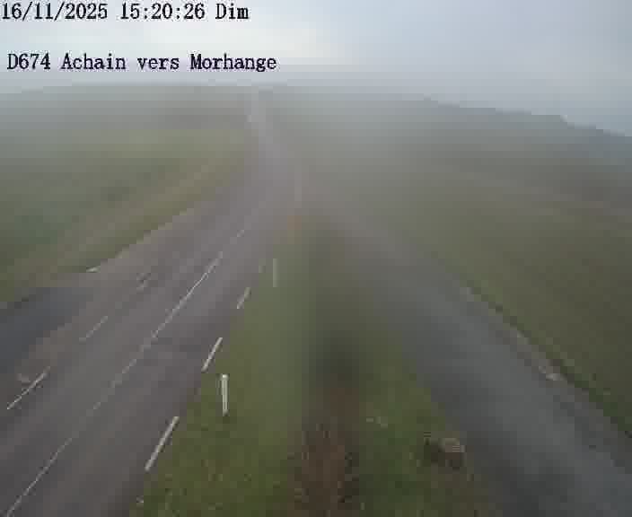 Caméra de trafic sur D674 (France) à Achain, orientée vers Morhange, permettant d’évaluer fluidité, incidents et densité automobile.