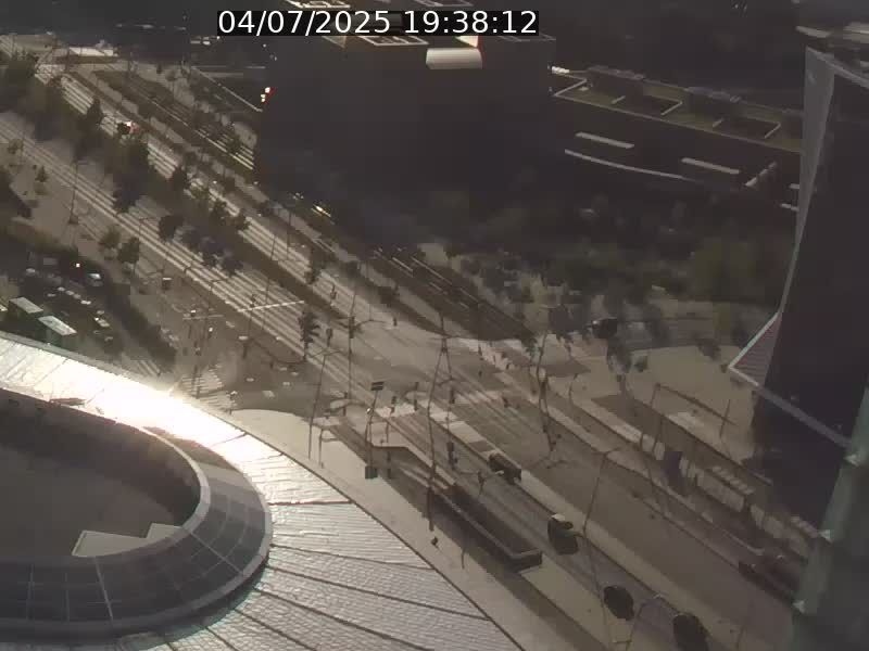 Webcam sur l'avenue John Fitzgerald Kennedy (N51) avec vue sur le Pont rouge (Pont Grande Duchesse Charlotte), l'arrêt Pfaffenthal et l'entrée du quartier Kirchberg