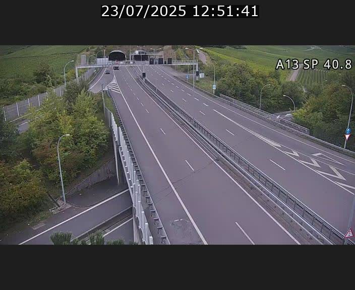 Webcam avec vue sur l'entrée côté allemand du tunnel Markusbierg à Schengen. Vue orientée vers le tunnel et Bettembourg