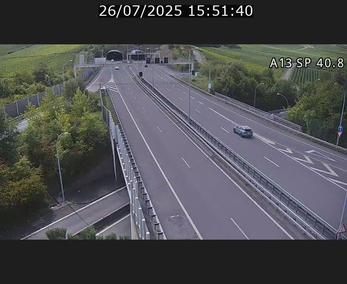 Webcam avec vue sur l'entrée côté allemand du tunnel Markusbierg à Schengen. Vue orientée vers le tunnel et Bettembourg