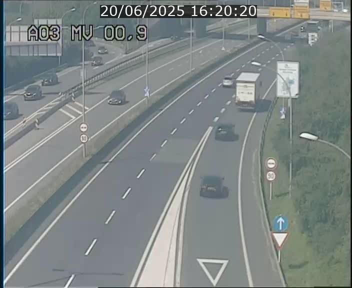 Traffic live webcam Luxembourg Croix de Gasperich - A3 - BK 0.4 - direction Luxembourg