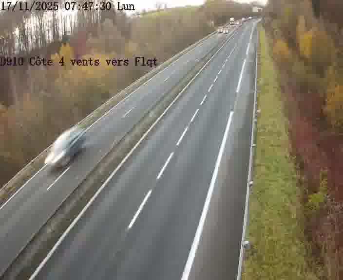 Webcam sur la D910 située dans la Côte des 4 vents. Vue orientée vers le haut de la côte, vers Faulquemont