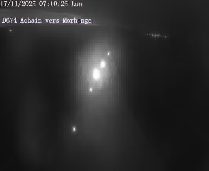 Caméra de trafic sur D674 (France) à Achain, orientée vers Morhange, permettant d’évaluer fluidité, incidents et densité automobile.